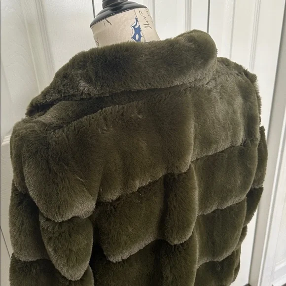 Belle Fare Faux Fur Olive Cropped Jacket - Picture 8 of 16